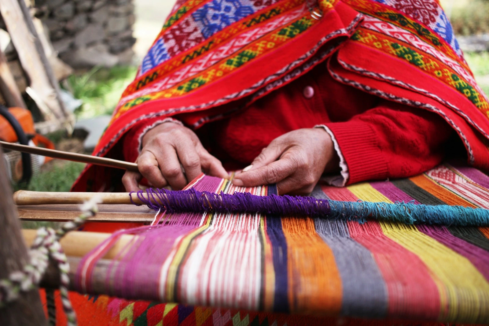 persona tejiendo artesanía en telar