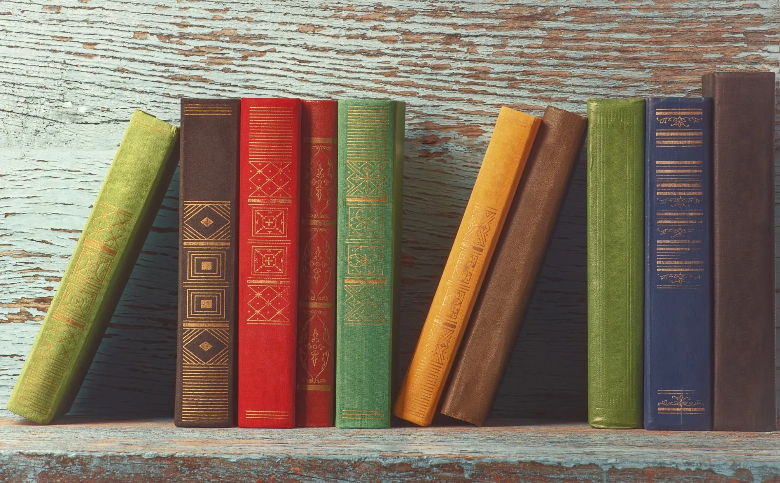 fotografía de libros ordenados en una biblioteca